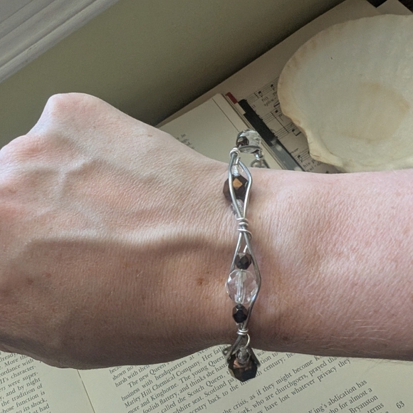 Elegant Silver and Black Beaded Bracelet - Picture 6 of 8